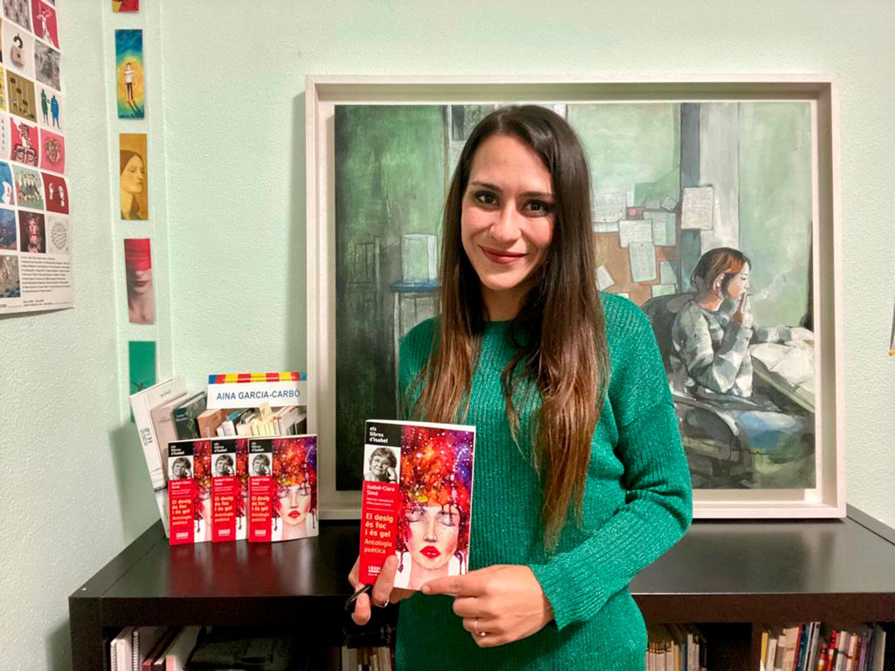 Aina Garcia-Carbó, amb un ejemplar d'aquest recull de poemes d'Isabel-Clara Simó