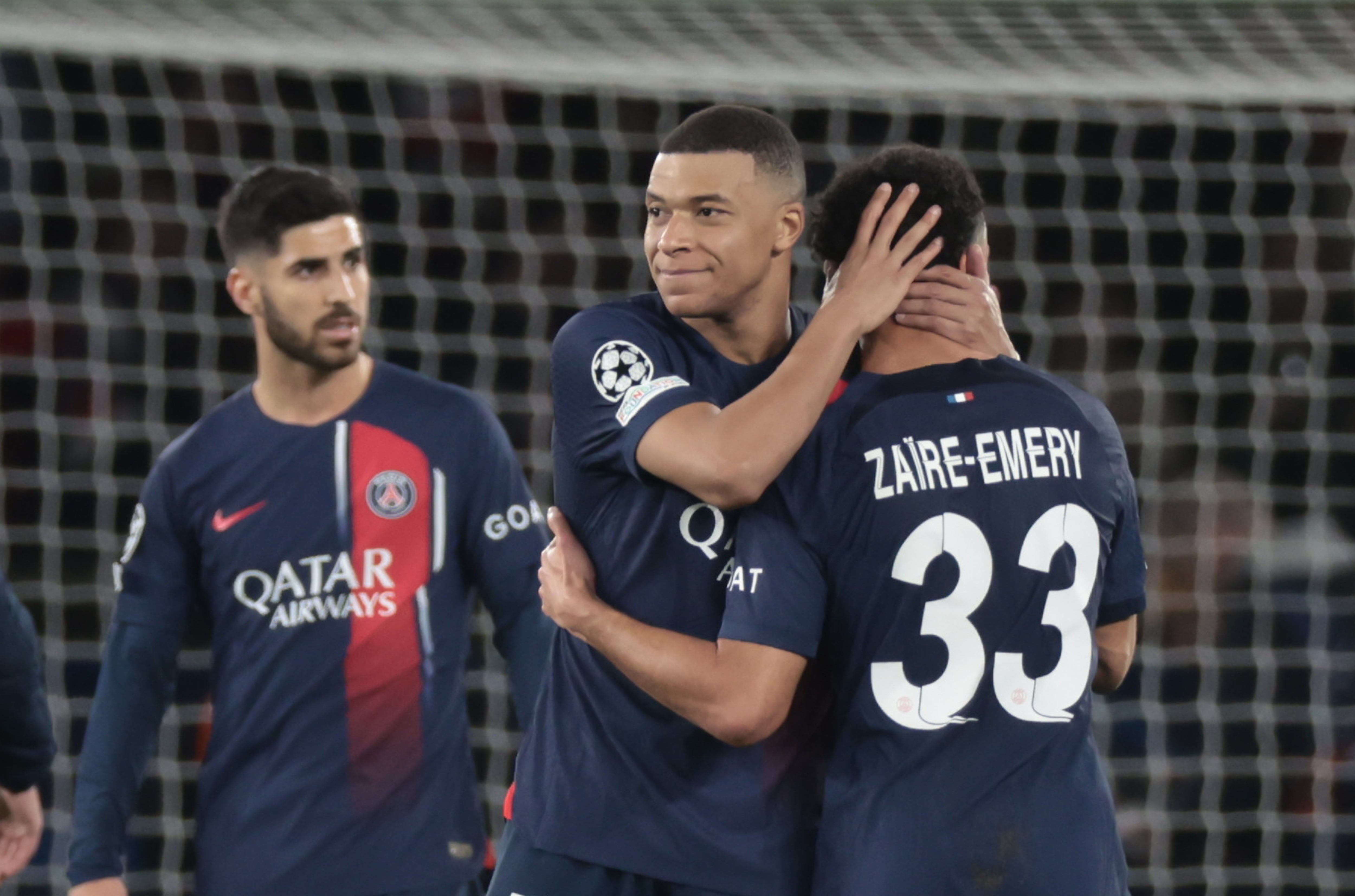 Kylian Mbappe y Warren Zaire-Emery, durante el partido frente a la Real Sociedad (Liga de Campeones, Francia) EFE/EPA/CHRISTOPHE PETIT TESSON