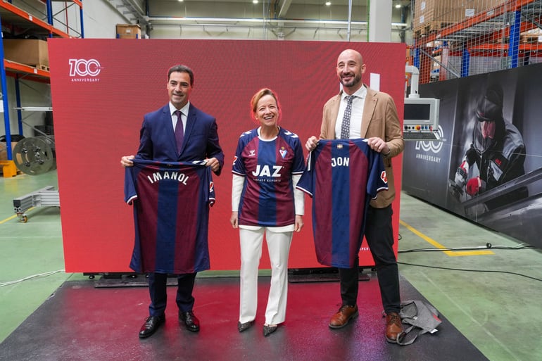 Imanol Pradales, Eider Mendoza y Jon Iraola posan con la camiseta del SD Eibar Genuine