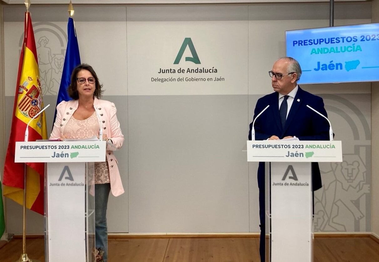 La consejera de Salud, Catalina García, a la izquierda, y el delegado del Gobierno de la Junta en Jaén, Jesús Estrella, en la rueda de prensa de presentación de los Presupuestos