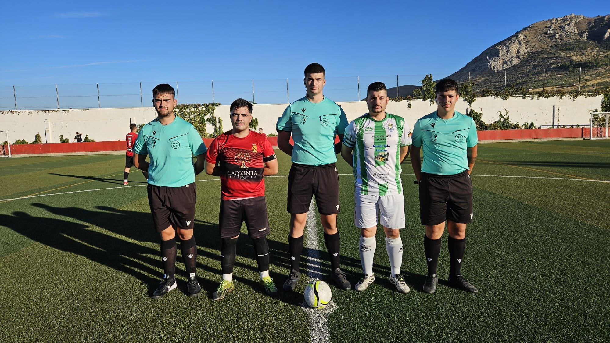Trío arbitral y capitanes de Jódar y Huesa