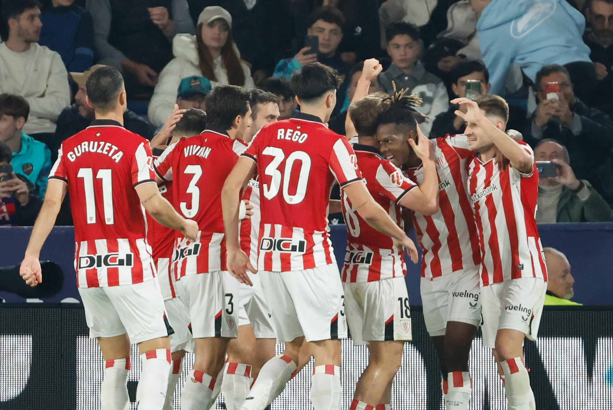 VALENCIA, 29/11/2025.- El delantero del Athletic Nico Williams (2-d) celebra con sus compañeros tras marcar el segundo gol ante el Levante, durante el partido de LaLiga que Levante UD y Athletic Club disputan este sábado en el estadio Ciutat de Valencia. EFE/Ana Escobar