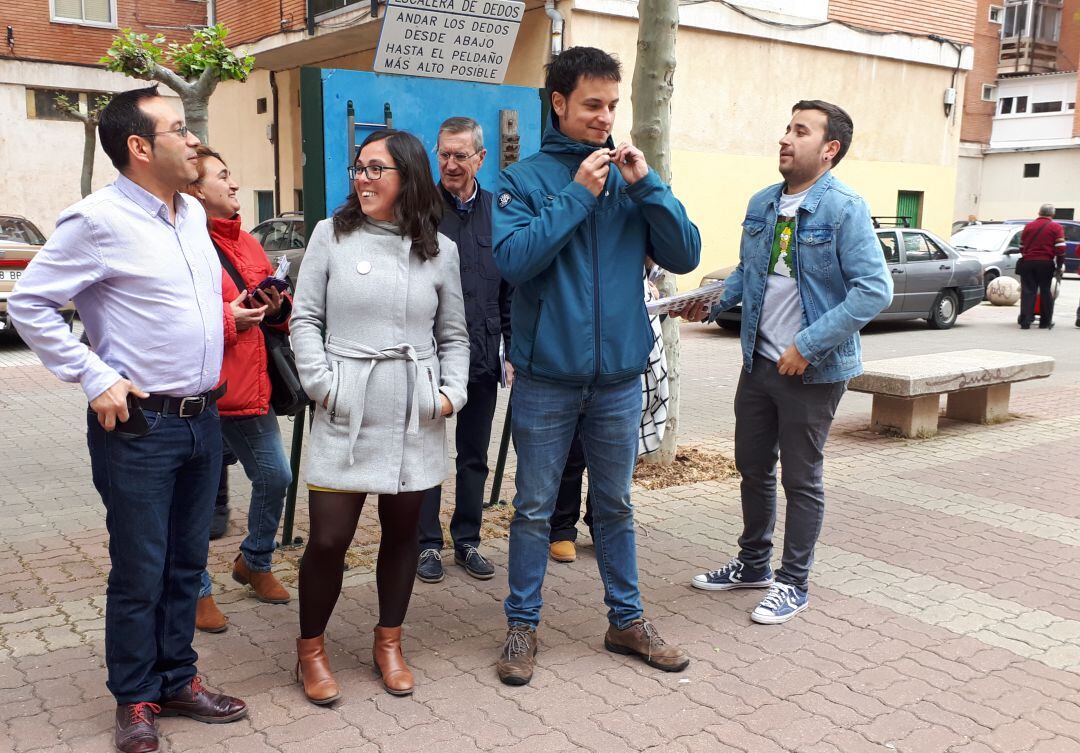 El candidato de Podemos a la alcaldeía de Aranda, Andrés Gonzalo (izda) ha estado acompañado hoy por los procuradores y candidatos burgaleses a las Cortes de Castilla y León por el mismo partido Laura Domínguez y Félix Díaz junto a otros miembros de la candidatura municipal