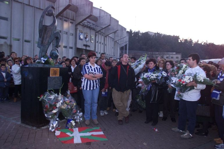 FUTBOL 01-02 REAL SOCIEDAD-BETIS. FOTO AITOR MARTIN. HOMENAJE A AITOR ZABALETA