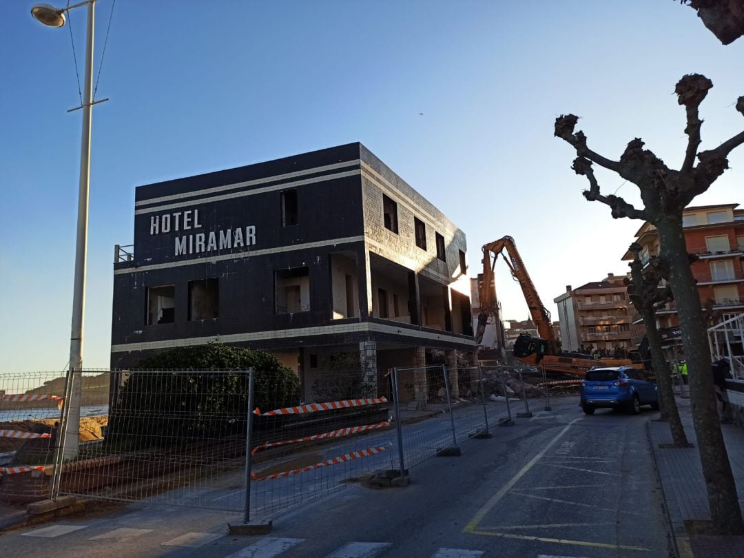 Trabajos de demolición del Hotel Miramar.