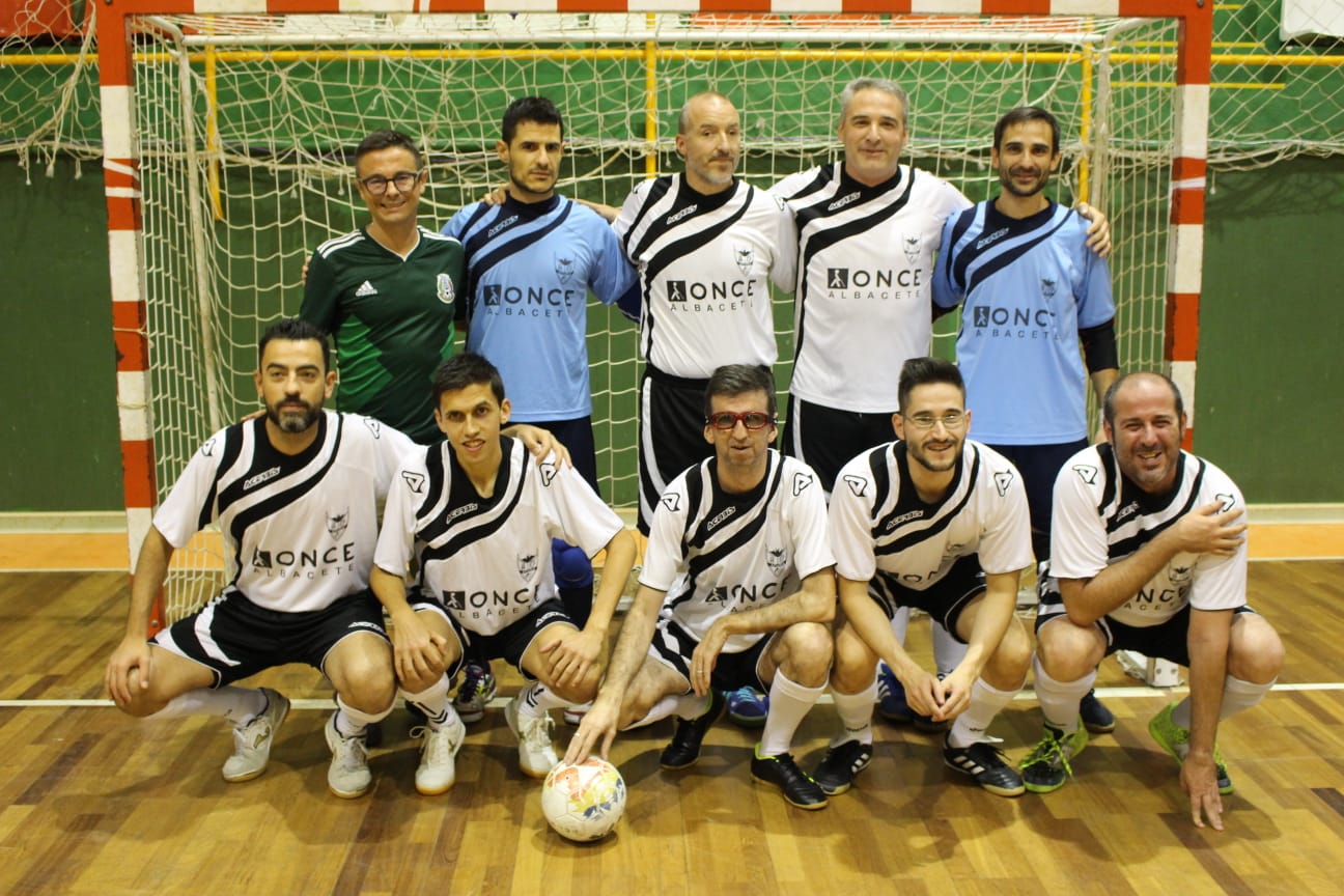 El equipo de fútbol sala de la ONCE de Albacete posa antes de comenzar un partido