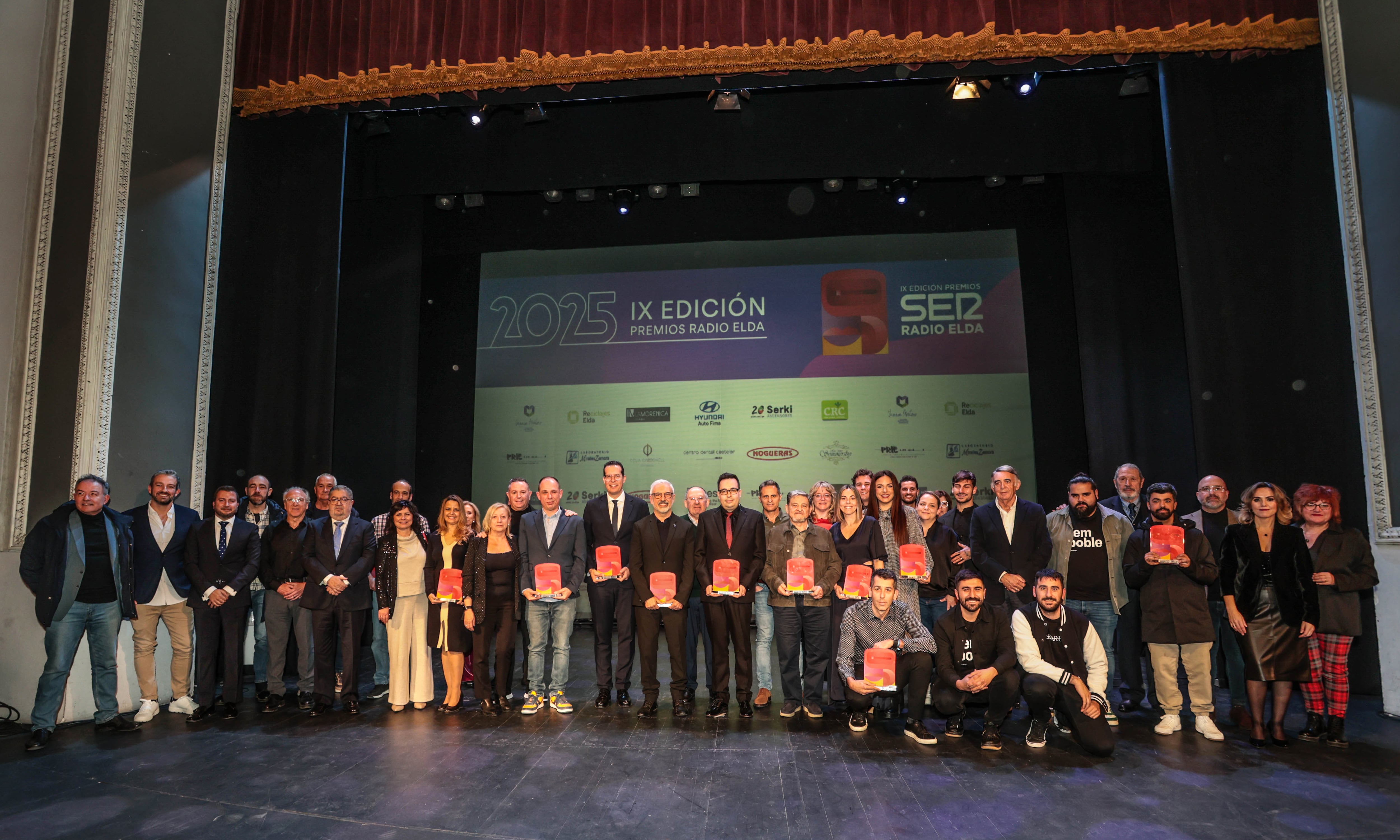 Los premiados y el jurado se reunieron al finalizar la gala de los Premios Radio Elda Cadena SER