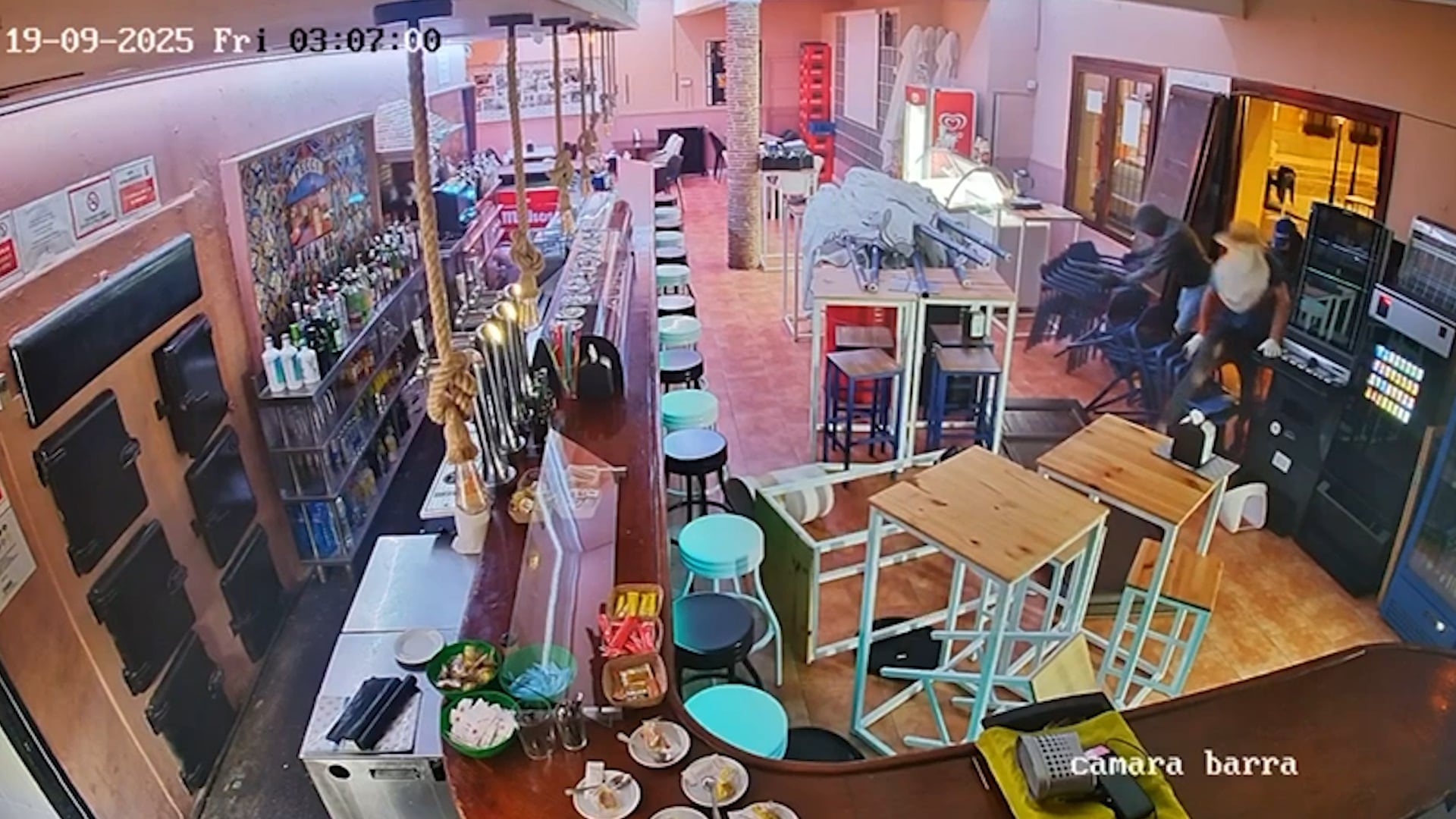 Imagen grabada por una cámara de seguridad en uno de los robos perpetrados por la banda