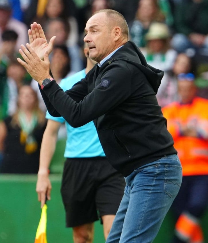 Víctor Fernández, dando instrucciones en un partido de esta temporada