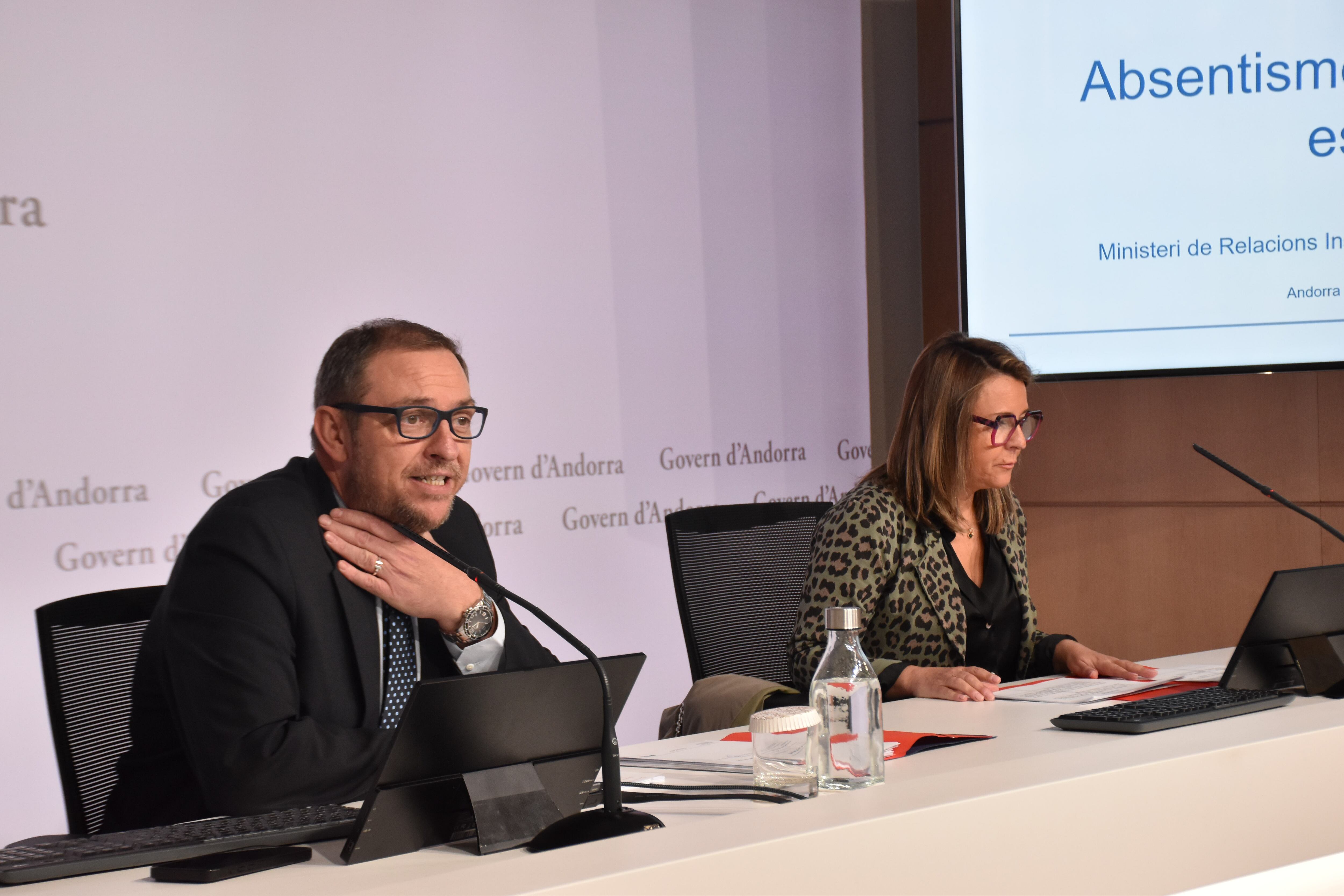 El secretari d'Estat d'Educació, Josep Anton Bardina, i la directora del departament d'Inspecció, Qualitat Educativa i Recursos Humans del ministeri d'Educació, Eugènia Duró en la roda de premsa en què s'han donat les dades sobre absentisme i assetjament.