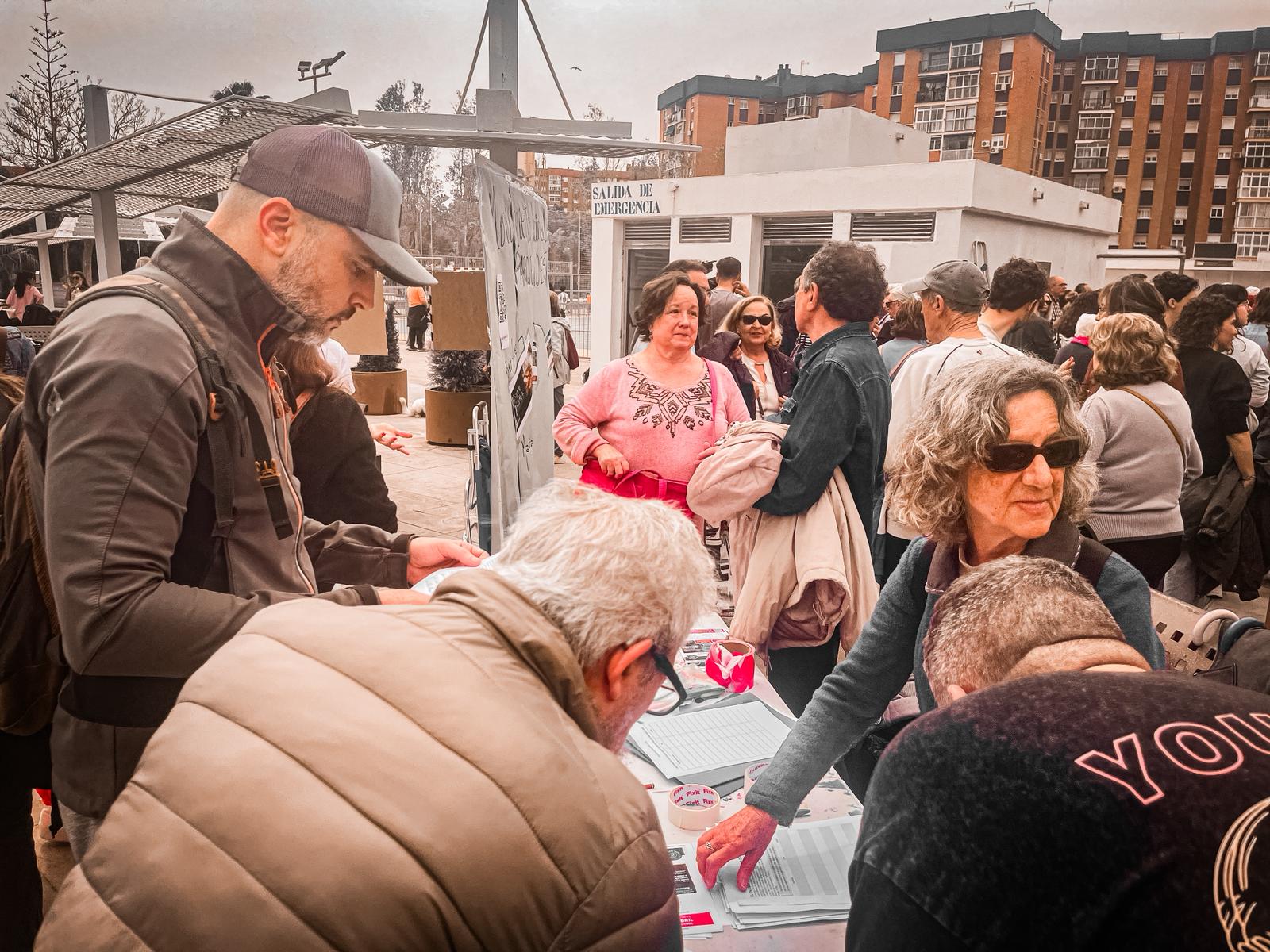 Un momento de la recogida de firmas este sábado en el Parque del Oeste de Málaga