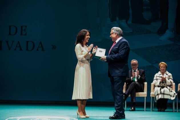 Marta Bosquet entrega la Medalla de Andalucía al director del IES Aguilar y Eslava, Francisco Ortiz