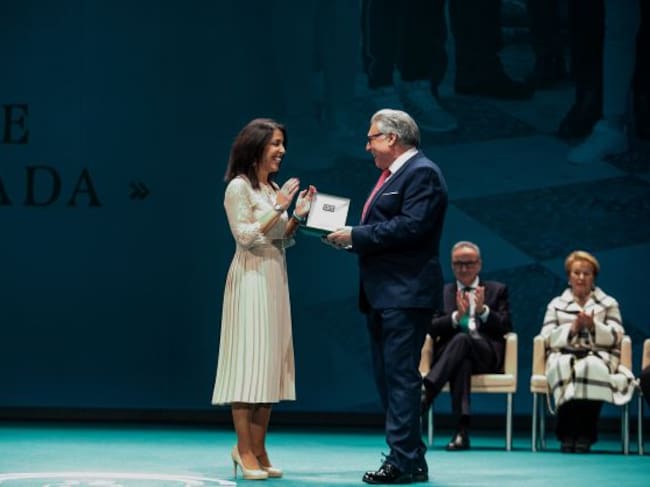 Marta Bosquet entrega la Medalla de Andalucía al director del IES Aguilar y Eslava, Francisco Ortiz