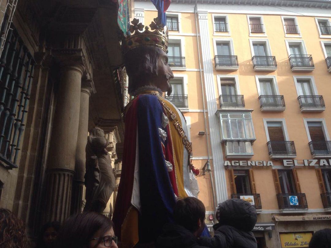 Uno de los Gigantes frente a la Casa Consistorial 