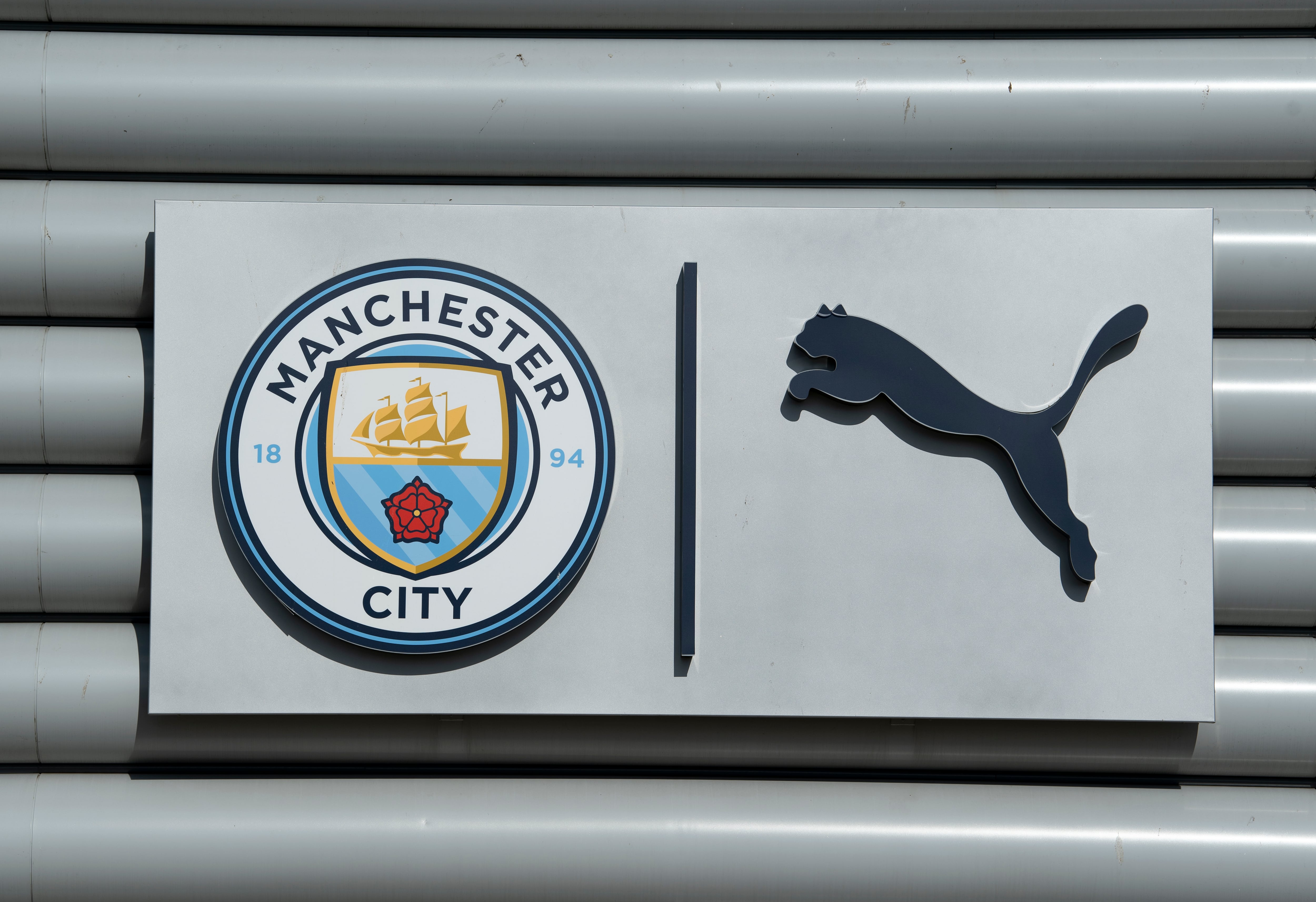 El escudo del Manchester City junto al logo de Puma (Photo by Joe Prior/Visionhaus/Getty Images)