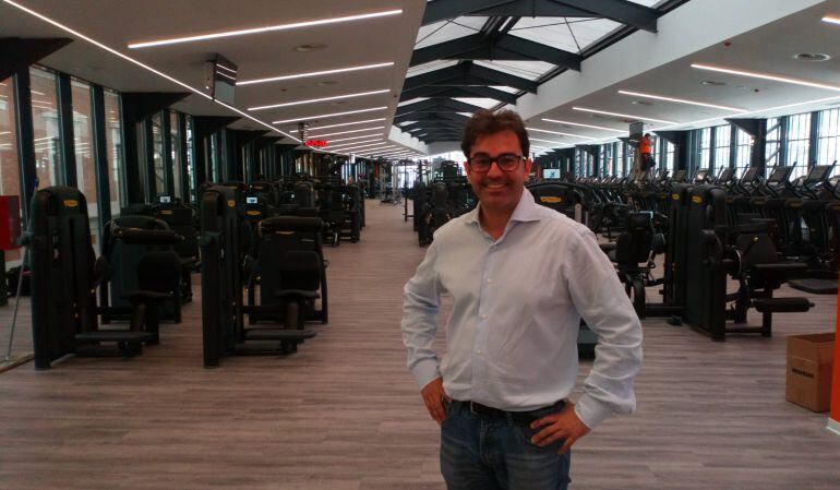David Ruiz, director del nuevo gimnasio de San Bernardo, en la sala de máquinas del centro