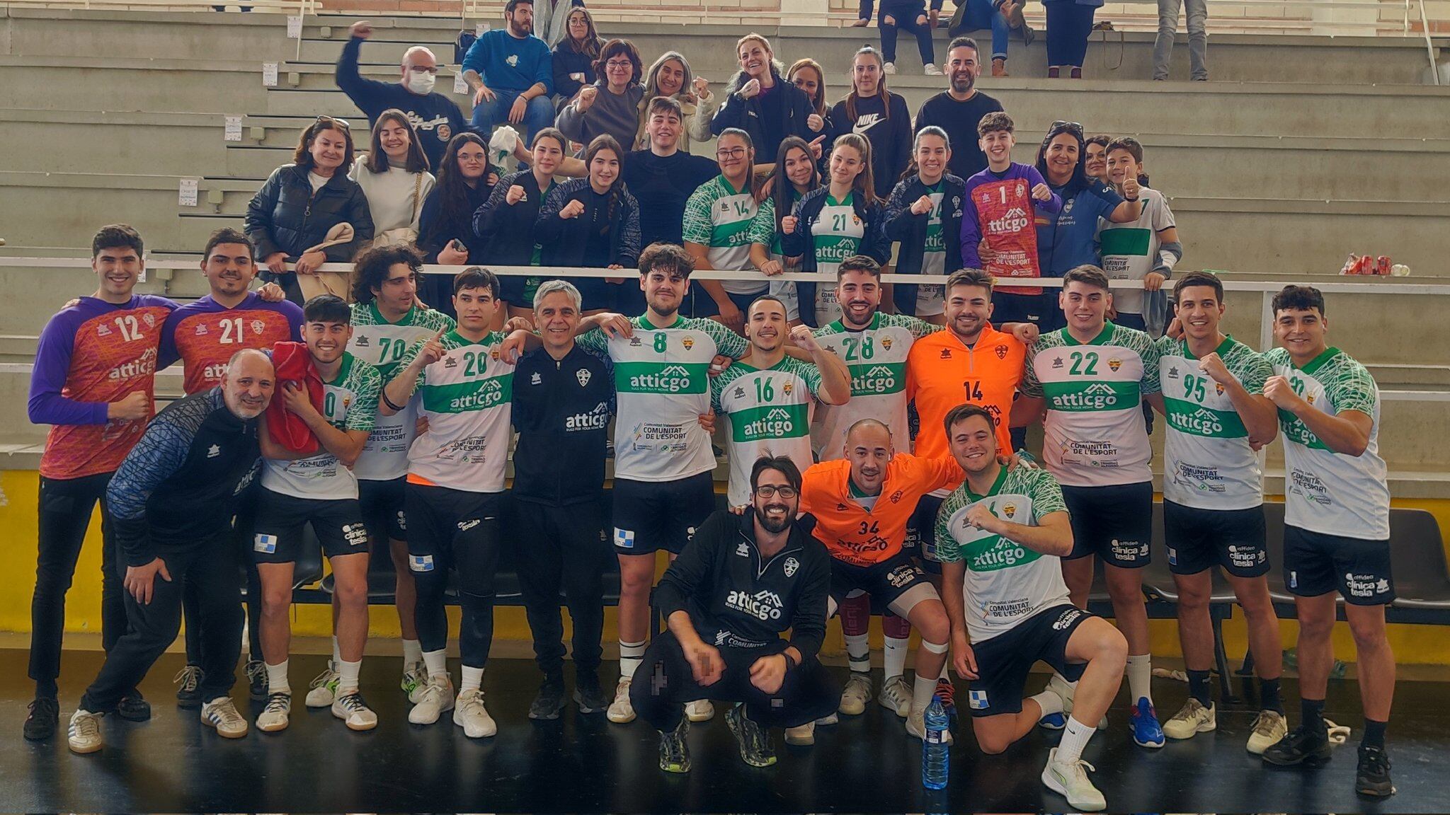 Los jugadores del Elche Atticgo celebran su victoria en Elda