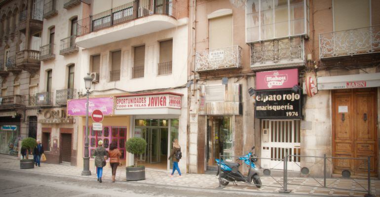 Comercios en la calle Bernabé Soriano.