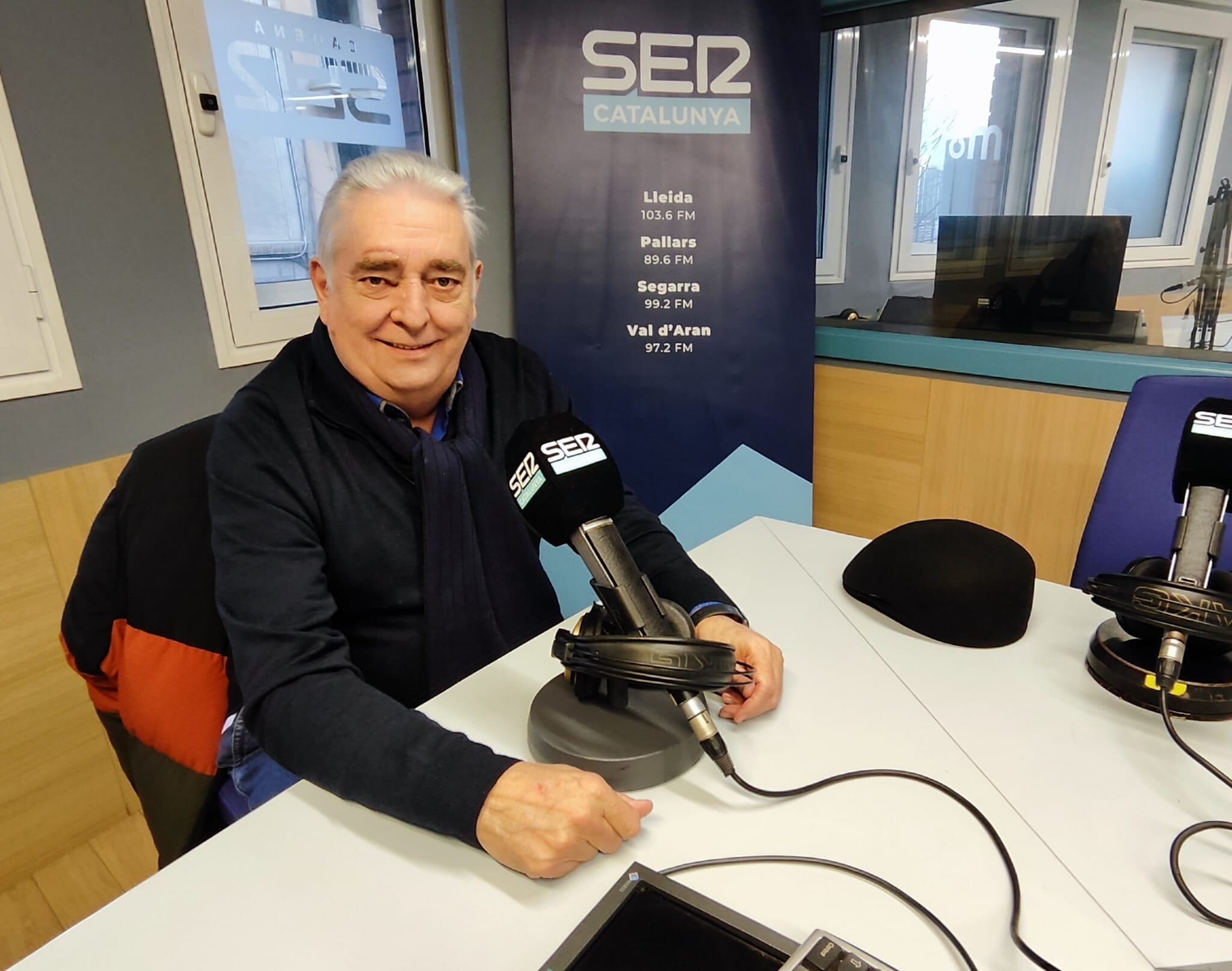Ramon Corbella durant l&#039;enregistrament de l&#039;entrevista a Ràdio Lleida.