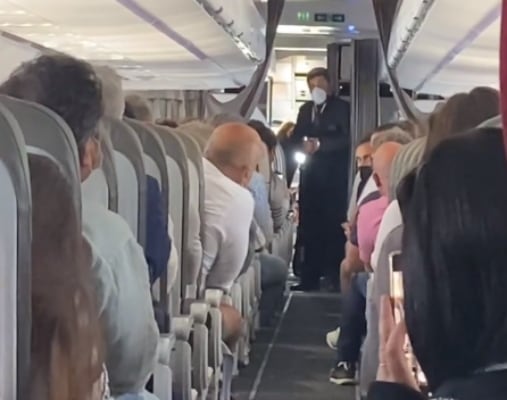 El momento justo en el que el comandante del avión sorprende a Chanel