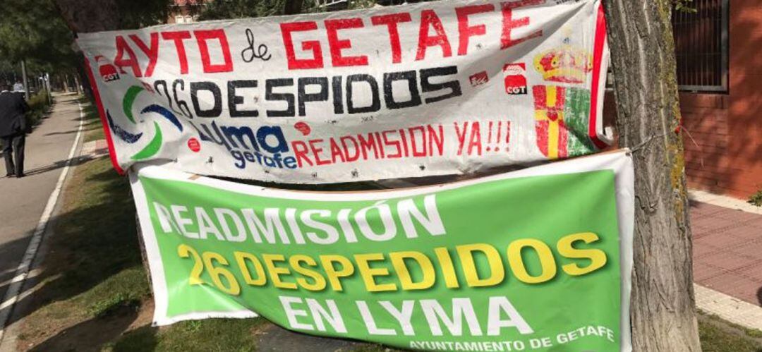 Pancartas de protesta ante los despidos