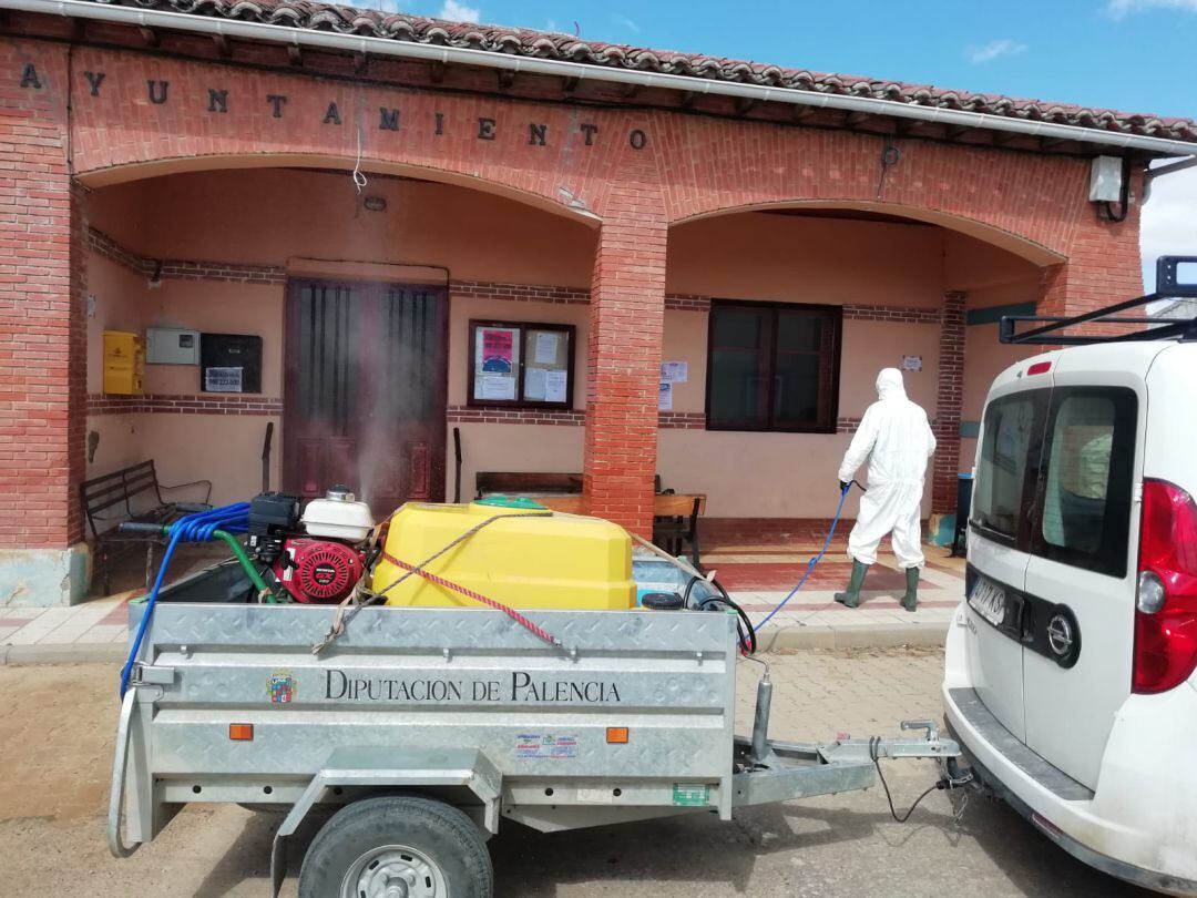 Labores de desinfección desarrolladas por la Diptación en el medio rural de Palencia