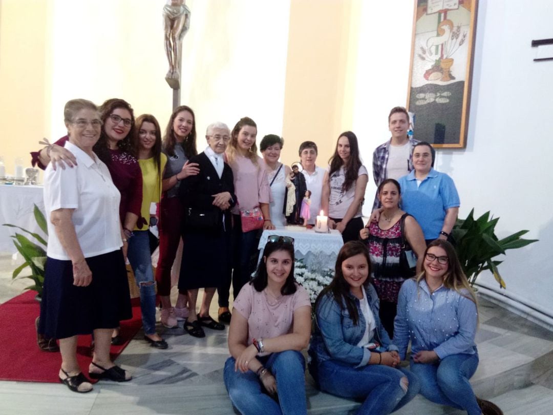 Sor Petra (izquierda) junto a miembros de las Juventudes Marianas Vicencianas de Puertollano, acompañando a otra hermana en 2018