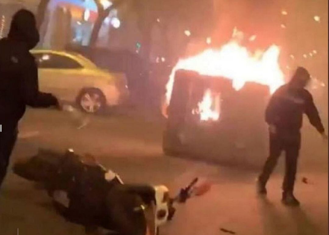 Momento de los disturbios en Pino Montano en contra del toque de queda