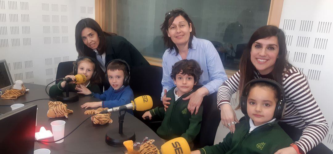 De izquierda a derecha, Ana Gema Esteban, directora general del Colegio San José de Getafe, Isabel Pavón, directora pedagógica de infantil y primaria e Irene Botella, profesora de inglés, junto con los niños Sofía, Adrián, Mario y Julia.