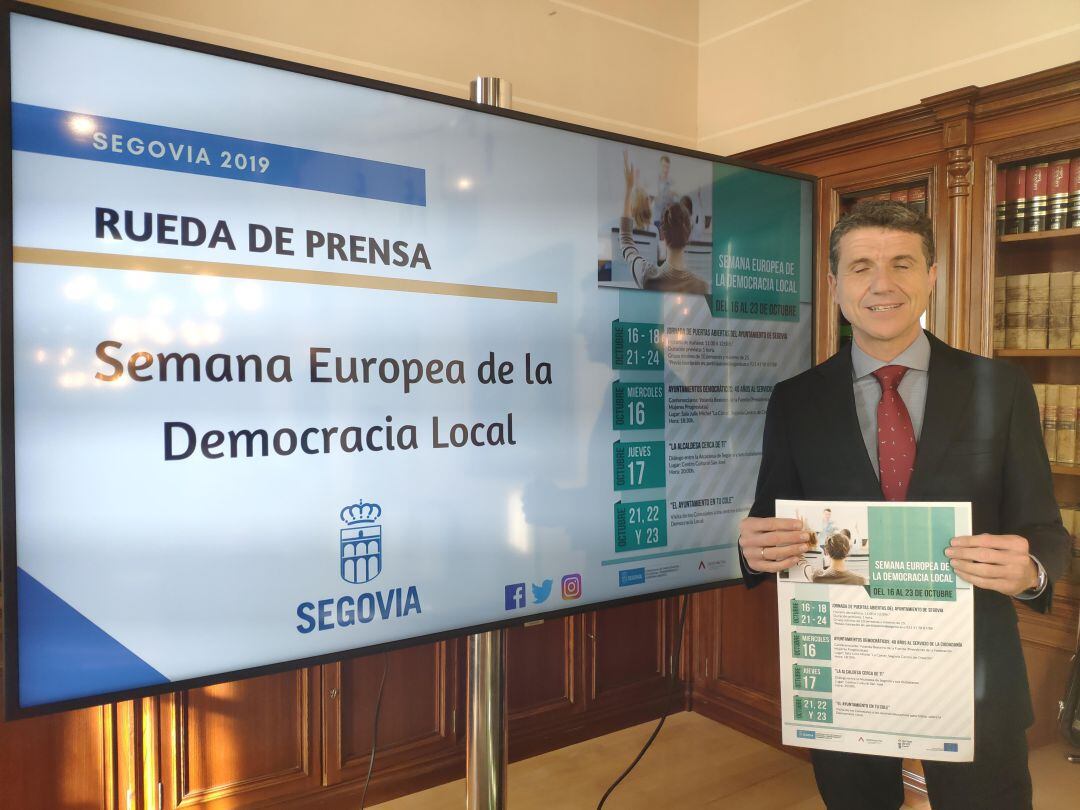 El concejal de participación, Andrés Torquemada, en la presentación del programa de la Semana Europea de la Democracia local