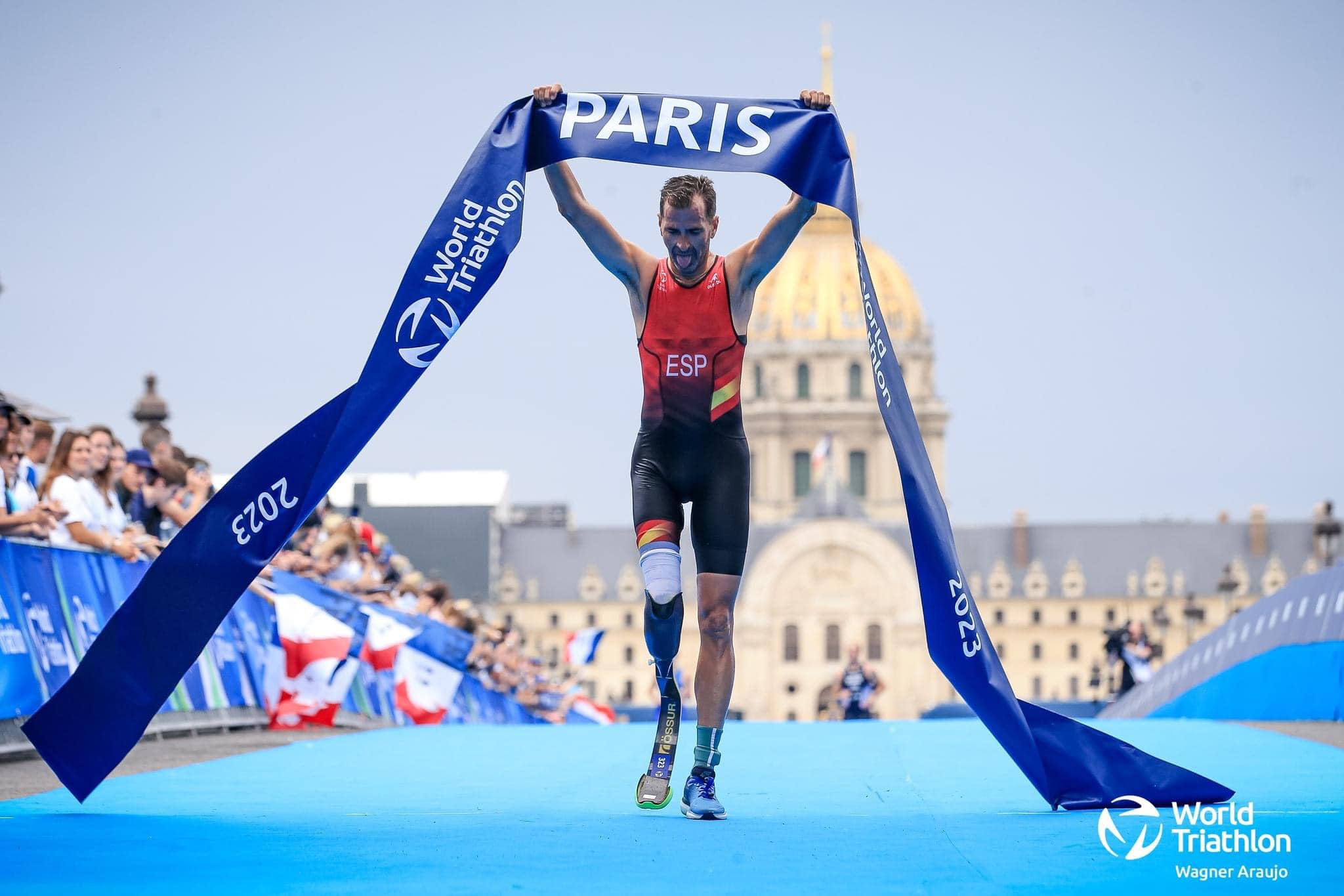 Dani Molina celebra la victoria en la prueba de la Copa del Mundo en París 2023, imagen que el alcarreño espera poder repetir en los Juegos Paralímpicos 2024 FOTO: World Triathlon (Wagner Araujo)