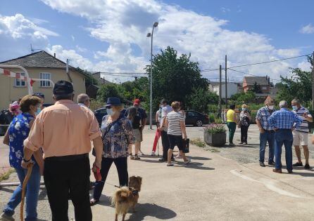 Vecinos de San Andrés, reunidos ante el consultorio