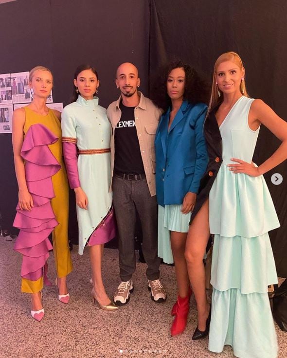 El dissenyador Álex Cortés amb les models que llueixen els seus conjunts de la col·lecció 'Esencia'.