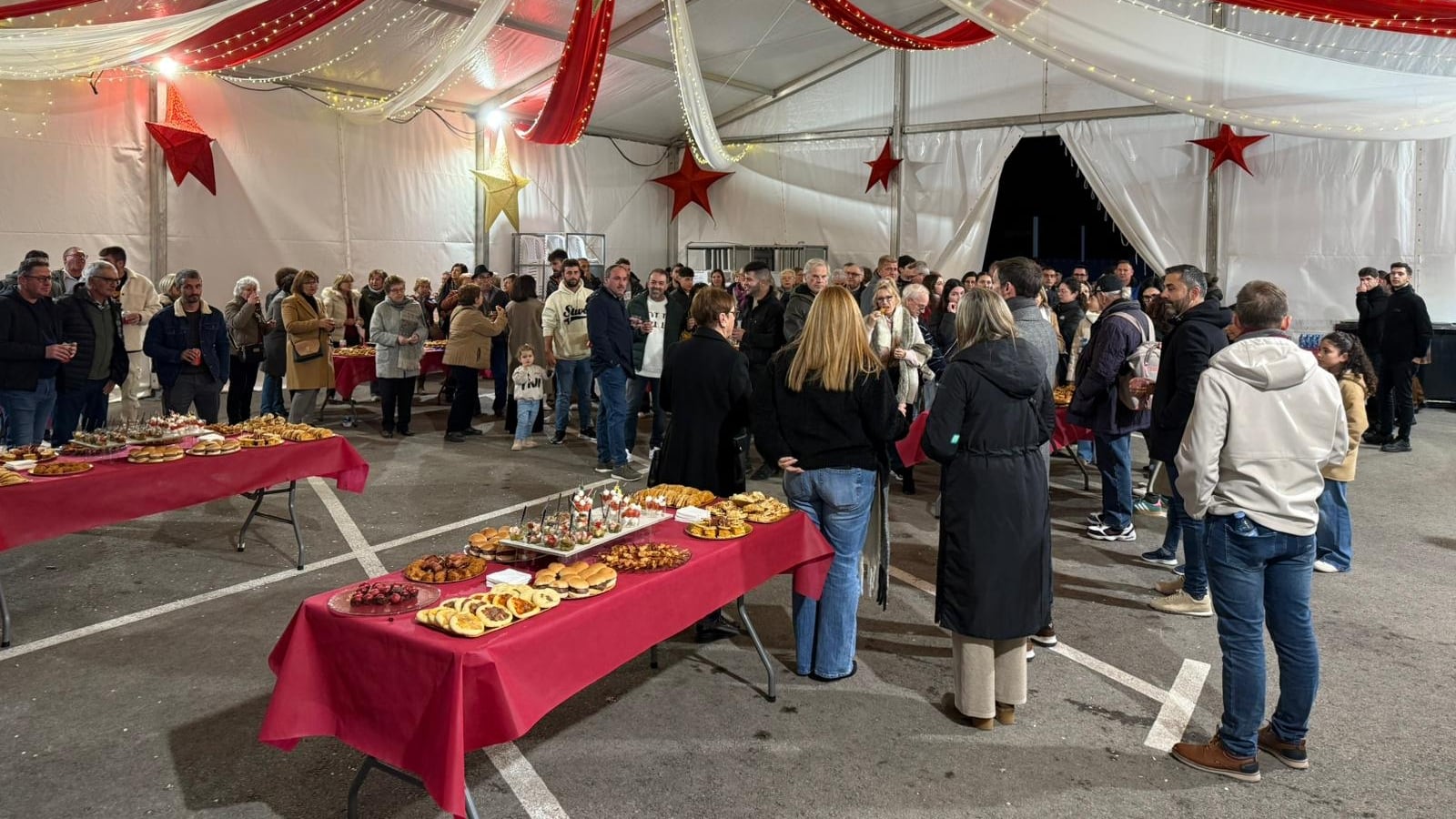 Acto de reconocimiento a las asociaciones y clubes locales en la carpa del parking de la avenida de València