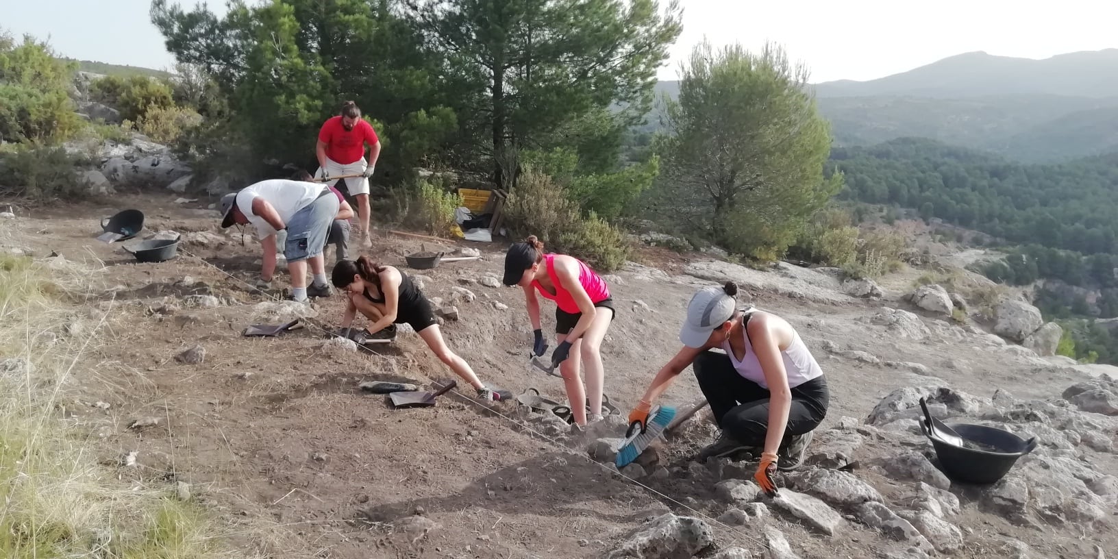 Los profesionales durante las excavaciones en el poblado de la Edad de Bronce en el Mas d&#039;en MIró en Alcoy.