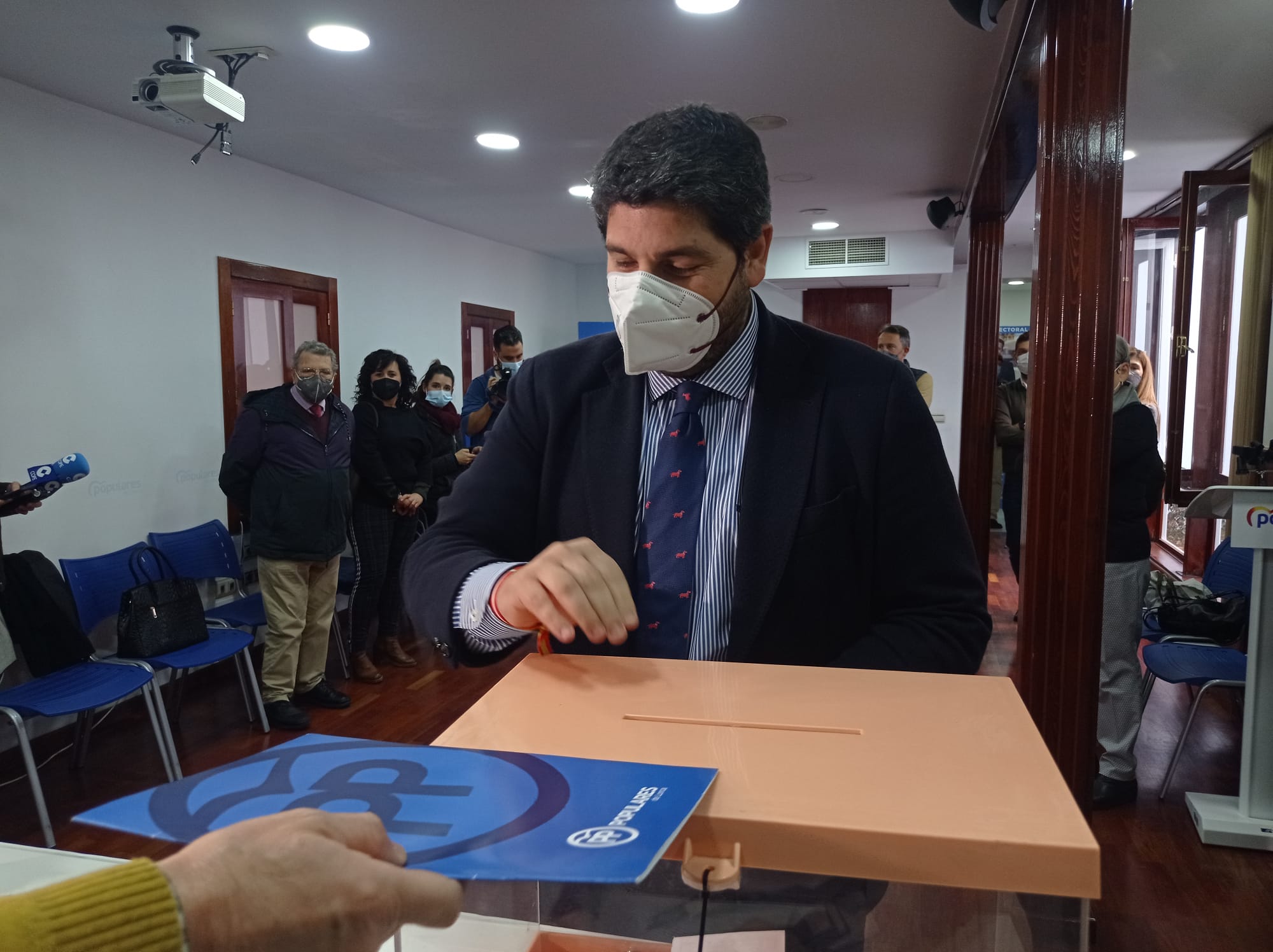 El presidente regional, Fernando López Miras vota en Lorca al próximo presidente del PP