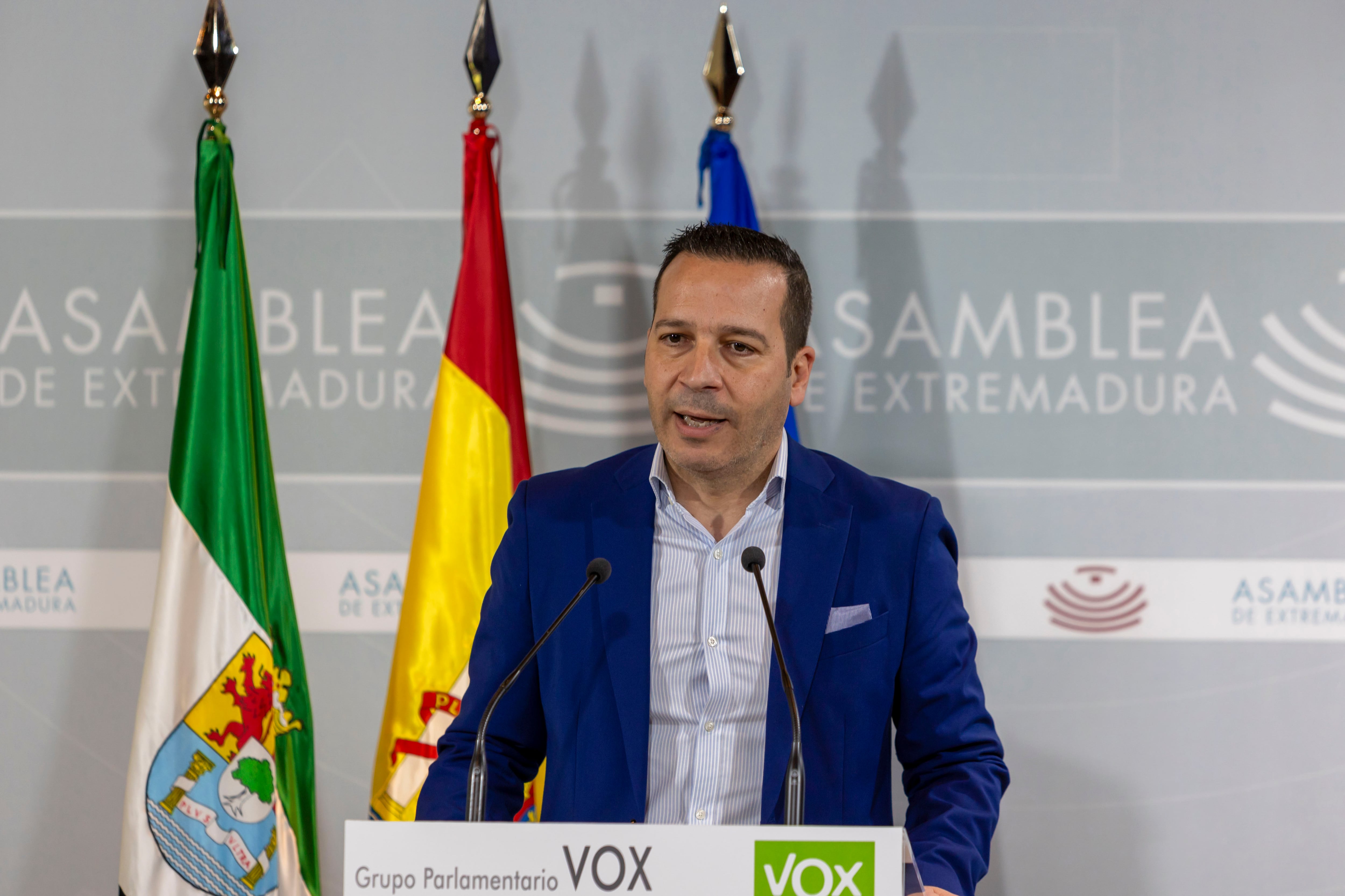 MÉRIDA, 20/11/2024.- El portavoz del Grupo Parlamentario de Vox en la Asamblea de Extremadura, Ángel Fernández Calle, da una rueda de prensa este miércoles en Mérida. EFE/ Jero Morales
