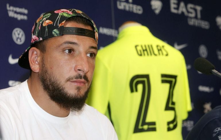 GRA103. VALENCIA, 20/07/2015.- Fotografía cedida por el Levante UD del la presentación del delantero procedente del Oporto Nabil Ghilas, que se incorporó hace una semanas al club valenciano y con cuya plantilla ya ha entrenado y jugado a lo largo de toda esta semana. EFE/Jorge Ramirez ***SÓLO USO EDITORIAL***