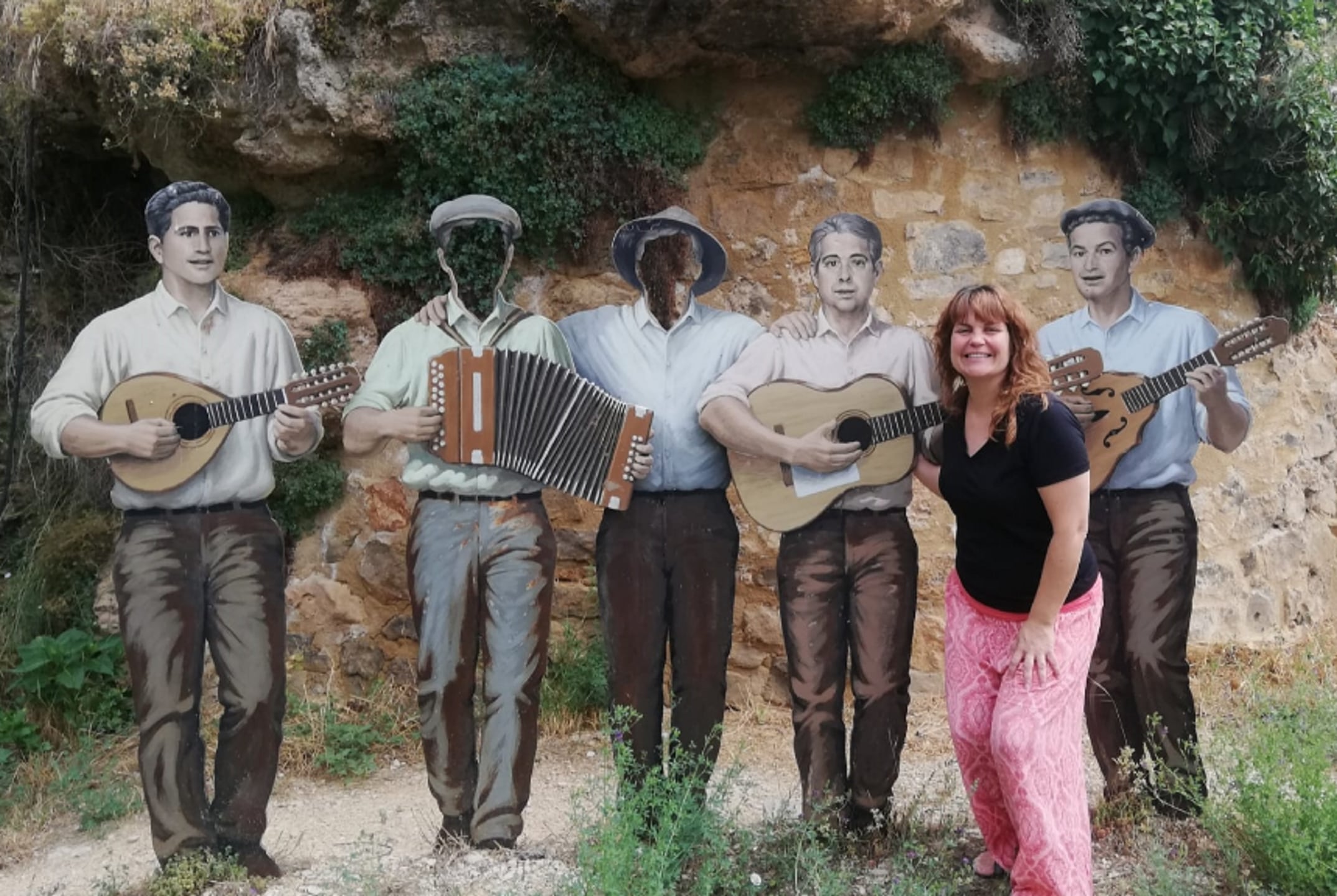 Montserrat Poyatos, alcaldesa de Cañete (Cuenca), junto a una de las figuras del Paisaje Ilustrado que decoran las calles de su pueblo.