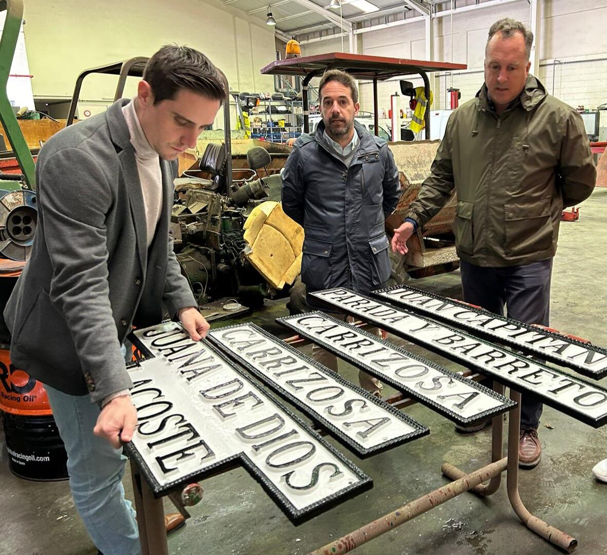 Espinar con algunos de los nuevos rótulos