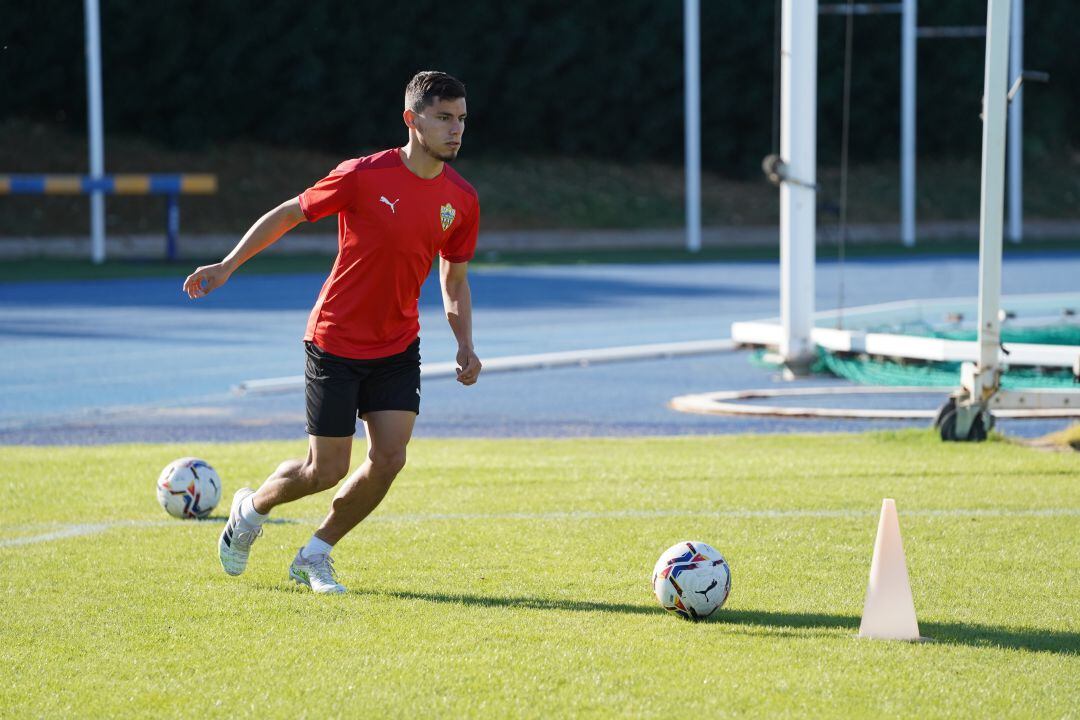 Lucas Robertone en el entrenamiento del Almería.