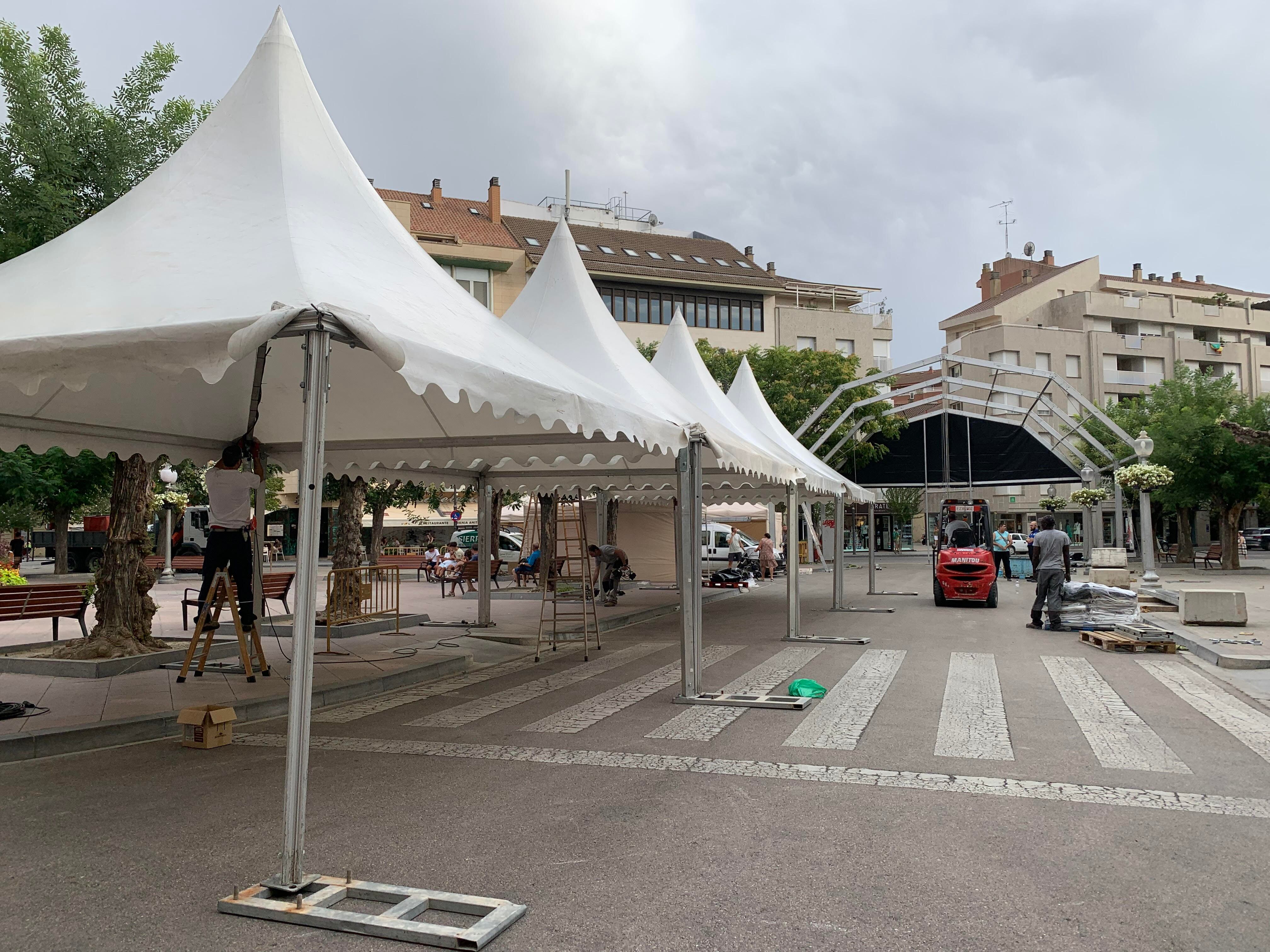 Montaje del escenario de la Plaza Navarra para las fiestas de San Lorenzo
