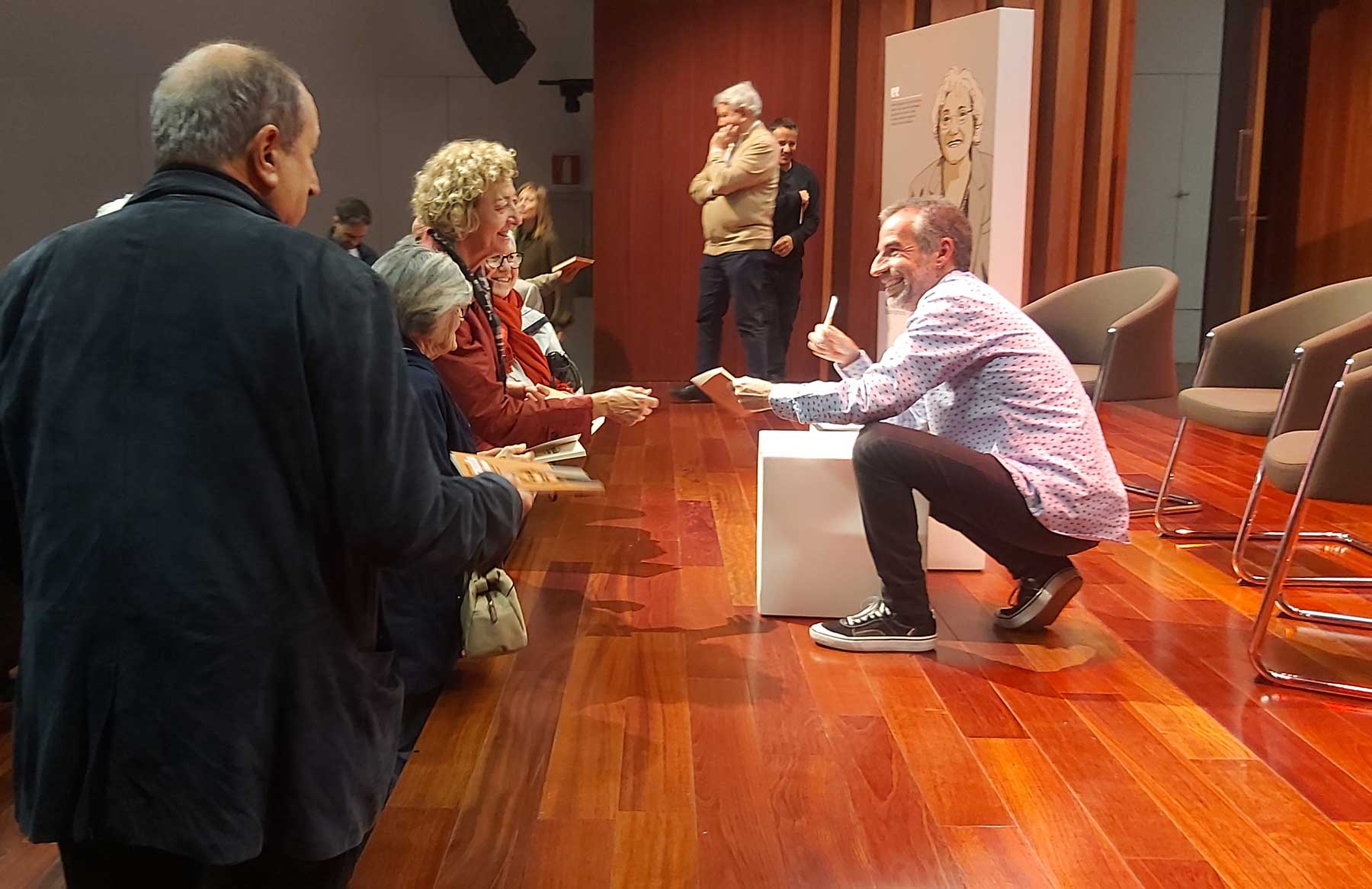 A l'acabar l'acte de presentació, Jordi Tormo ha signat exemplars del llibre 'Paraula d'alcoiana'