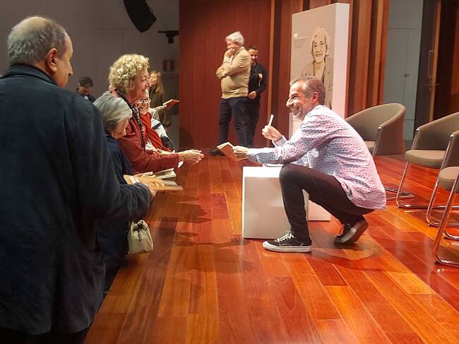 A l'acabar l'acte de presentació, Jordi Tormo ha signat exemplars del llibre 'Paraula d'alcoiana'