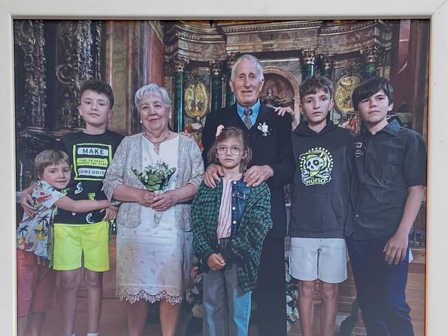 Antonio, con su esposa y nietos en las Bodas de Oro