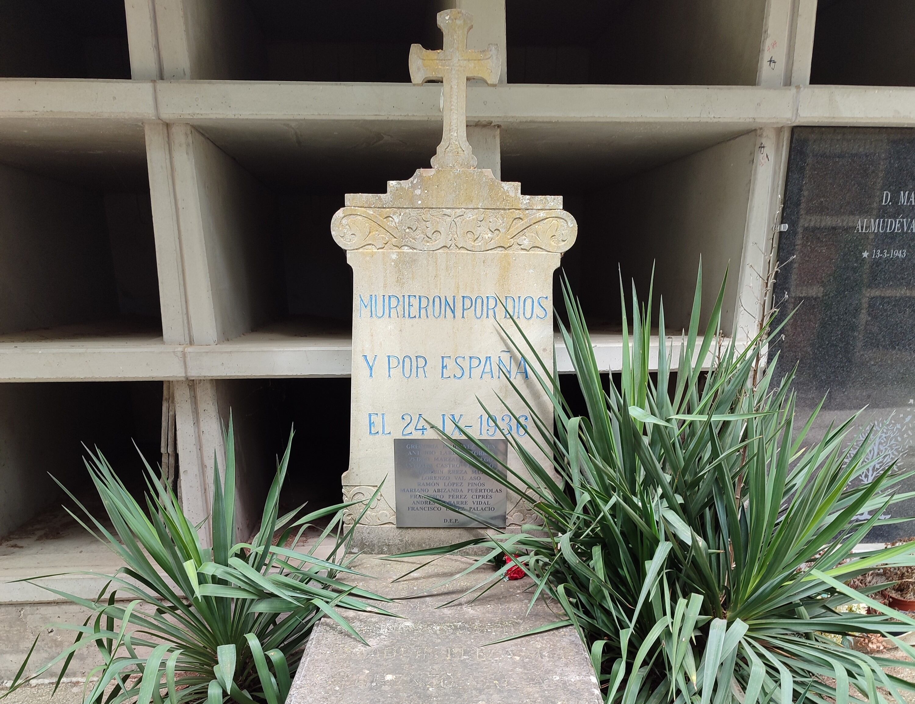Lápida en memoria de los fallecidos en el bando franquista