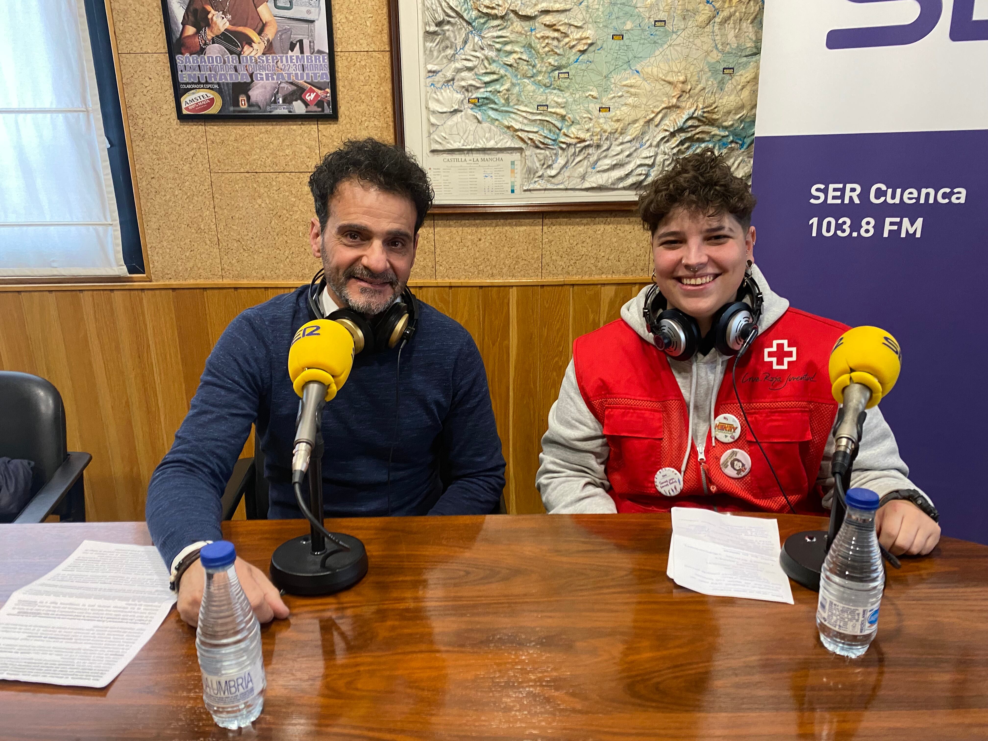 Juan Carlos Sánchez, director del CPEIP Isaac Albéniz, y Lucía Martínez, técnica de Infancia de Cruz Roja Juventud.