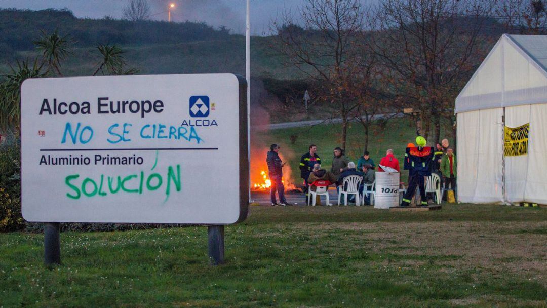 Trabajadores durante una de las concentraciones en el exterior de la planta