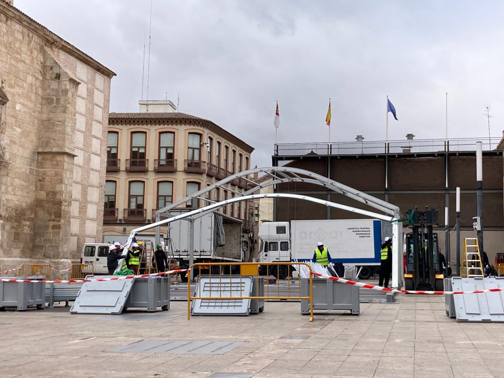 Imagen del montaje que se está realizando en la Plaza de la Constitución de Valdepeñas (Ciudad Real)