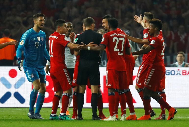 Los jugadores del Bayern rodean al árbitro en la polémica jugada